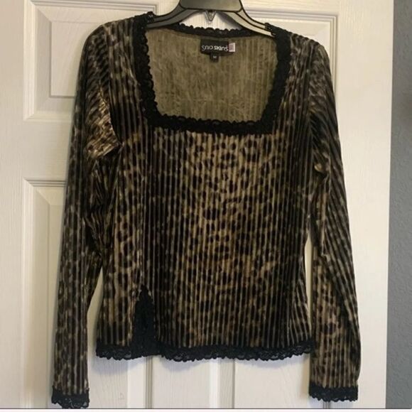 🎄SnoSkins Velvet Leopard Top  - Picture 2 of 4